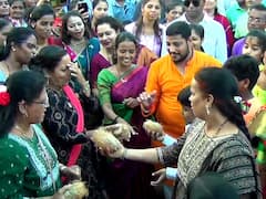 सिंधुदुर्ग किल्ल्यावरून दर्याला नारळ अर्पण...नारळ लढवण्याची स्पर्धा; तळकोकणात नारळी पौर्णिमेचा उत्साह; पाहा फोटो