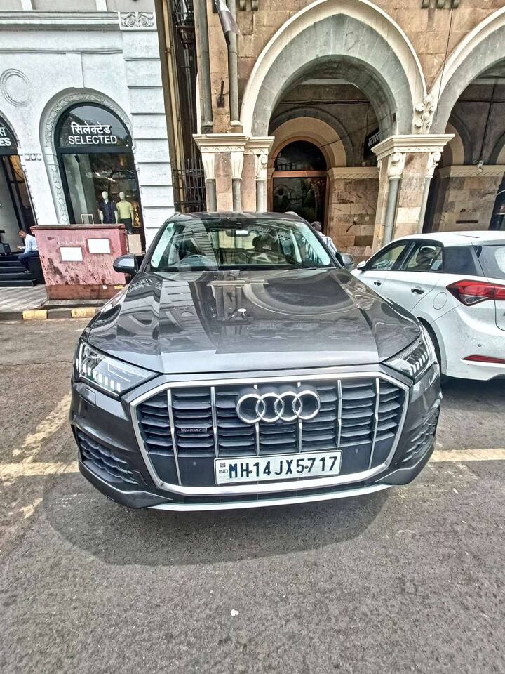 आलिया की फेवरेट कारों की लिस्ट में ऑडी की एसयूवी क्यू7 भी शामिल है, जिसकी कीमत लगभग 1 करोड़ रुपए के आस पास है.