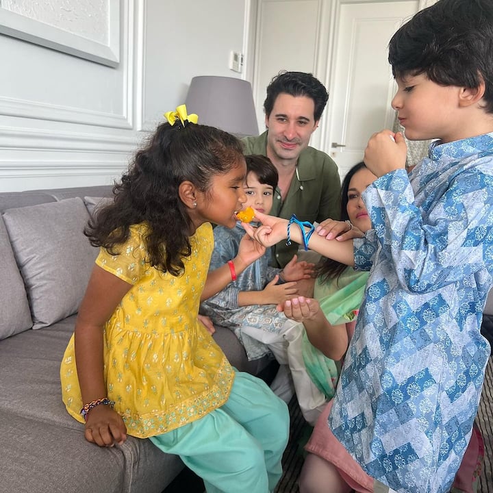 इन तस्वीरों में सनी की बेटी निशा अपने भाईयों को राखी बांध रही हैं. एक्ट्रेस के तीनों बच्चों ट्रेडिशनल लुक में काफी ज्यादा प्यारे लग रहे हैं.