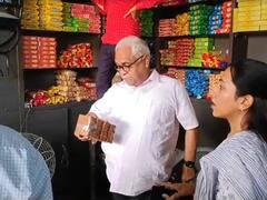 मिलावटखोरी के खिलाफ उन्नाव में खाद्य विभाग का छापा, दुकान से इकट्ठा किए गए मिठाई के सैंपल