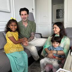 Sunny Leone Raksha Bandhan Pics: फैमिली के साथ सनी लियोनी ने मनाया रक्षाबंधन का त्योहार, पिंक सूट पहने हुए गजब की खूबसूरत दिखीं एक्ट्रेस