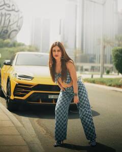 Neha Malik PHOTO: અભિનેત્રી નેહા મલિકને લેમ્બોર્ગીની સાથે આપ્યા કિલ્લર પોઝ