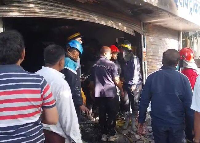 आग आणि वायू यात गुदमरुन पती-पत्नी आणि दोन मुलांचा मृत्यू झाला. राजस्थानचं हे कुटुंब हार्डवेअरचं दुकान चालवायचं आणि दुकानाच्या माळावर राहत होते.