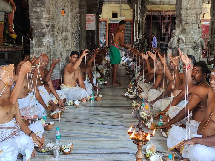 Avani Avittam 2023 More Than 200 People Wear New Poonul at Villupuram Sri Kailasanathar Temple TNN Avani Avittam 2023: ஆவணி அவிட்டத்தை முன்னிட்டு விழுப்புரம் ஸ்ரீ கைலாசநாதர் கோயிலில் புதிய பூணூல் அணியும் நிகழ்வு -  திரளானோர் பங்கேற்பு