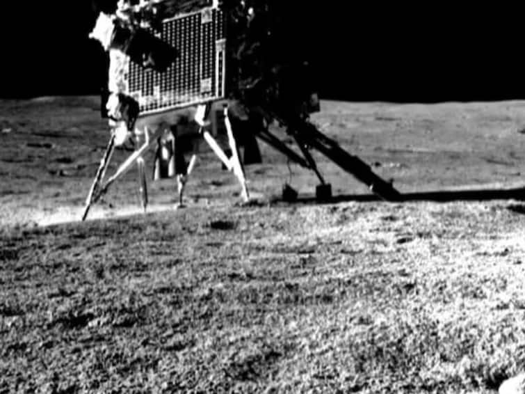 Smile Please, chandrayaan 3 rover pragyan click image of lander vikram from moon land 'સ્માઇલ પ્લીઝ'... રોવર પ્રજ્ઞાને ચંદ્રમાં પર લેન્ડર વિક્રમની તસવીર કરી ક્લિક
