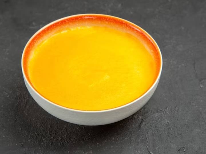 हरतालिका तीज नजदीक और धीरे-धीरे इसकी तैयारियां शुरू होने वाली है. तीज के इस खास अवसर पर आप कुछ खास करने की सोच रहे हैं तो हम आपके लिए मैंगो घेवर की खास रेसिपी लेकर आए हैं. अगर आप मीठा खाने के शौकीन है तो आप इस बार अपने घर पर ही यह स्वादिष्ट घेवर रेसिपी बना सकते हैं. जब आप घर पर ही मार्केट जैसे घेवर बना सकते हैं तो बाजार ही क्यों जाना? इस घेवर रेसिपी में एक शानदार ट्विस्ट है इसमें आम की रबड़ी ऊपर से डाली जाती है. साथ ही इसके ऊपर से बादाम, काजू और पिस्ता डाला जाता है.