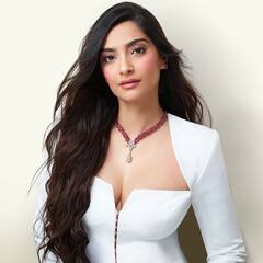 Sonam Kapoor Struggle: 15 વર્ષની ઉંમરમાં સોનમ કપૂરે રેસ્ટોરન્ટમાં વેટ્રેસ તરીકે કર્યું કામ, જાણો એક્ટ્રેસે કેમ કરી હતી આ નોકરી?