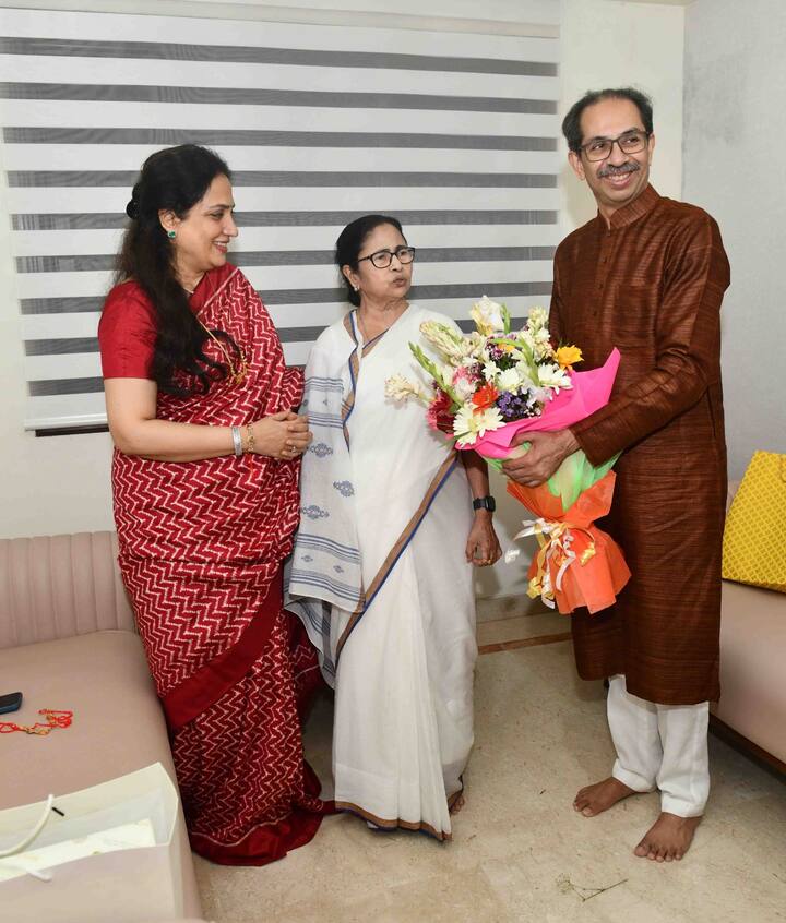 उद्धव ठाकरे यांच्या घरी भेट देण्यापूर्वी ममता बॅनर्जी यांनी चित्रपट अभिनेते अमिताभ बच्चन यांची भेट घेतली.