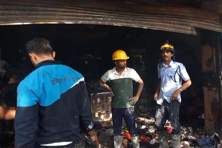 या भीषण आगीत चार जणांचा होरपळून मृत्यू झाला आहे. मृतांमध्ये दोन लहानग्यांचा समावेश असल्याची माहिती मिळत आहे.