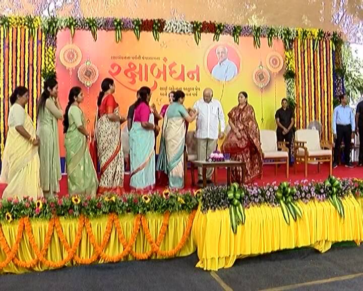 રક્ષાબંધનના પાવન પર્વે ગાંધીનગર ખાતે વિવિધ વર્ગ અને વિસ્તારની બહેનોએ મુખ્યમંત્રી ભુપેન્દ્ર પટેલને રાખડી બાંધી શુભકામનાઓ પાઠવી હતી.
