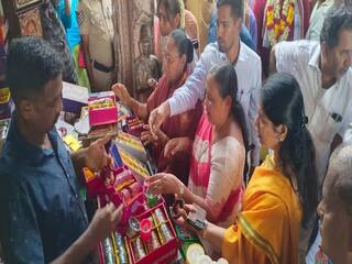 மீனாட்சியம்மன் கோயிலில் சக பெண் எம்பிக்கு வளையல், சாமி படத்தை வாங்கி பரிசளித்த கனிமொழி எம்.பி.