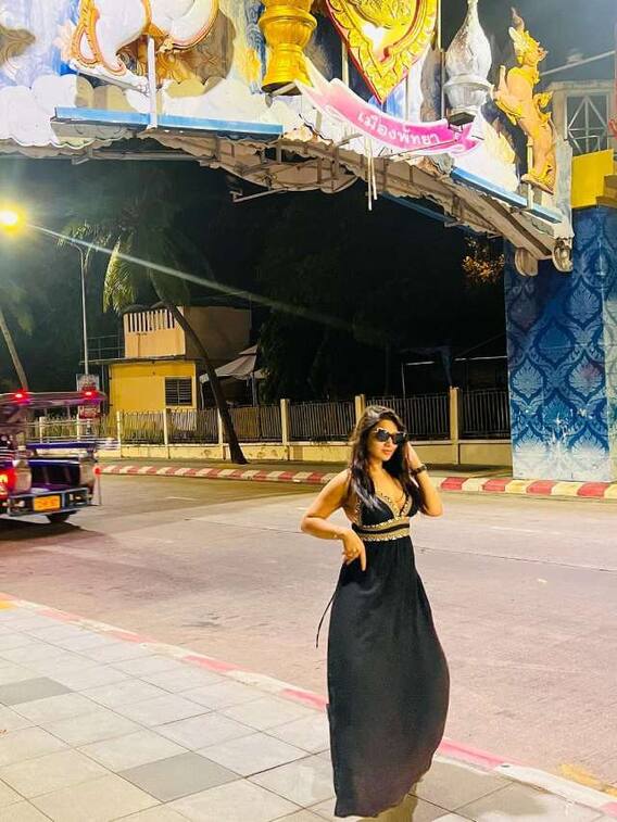 చీకట్లో కూడా సన్ గ్లాసెస్ పెట్టుకుంటావా ఇనయా?