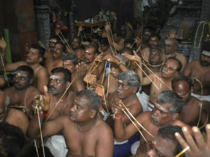 Avani Avittam 2023: ஆவணி அவிட்டம்; கரூர் சித்தி விநாயகர் ஆலயத்தில் 100க்கும் மேற்பட்டோர் பூணூல் போட்டனர்