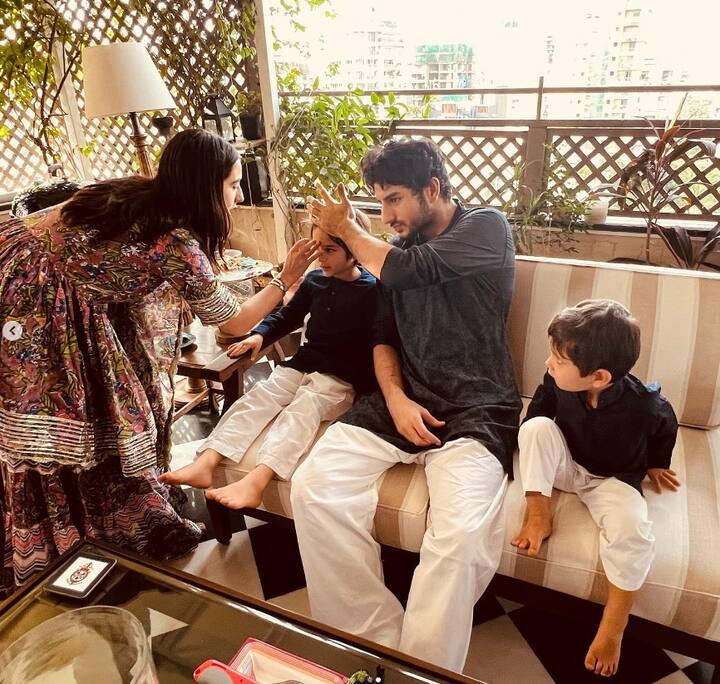 ਸਾਰਾ ਹੁਣ ਇਨ੍ਹਾਂ ਛੋਟੇ ਅਤੇ ਪਿਆਰੇ ਭਰਾਵਾਂ ਨੂੰ ਰੱਖੜੀ ਬੰਨ੍ਹਣ ਲਈ ਕਰੀਨਾ ਦੇ ਘਰ ਪੁੱਜੀ। ਰਾਖੀ ਦੇ ਨਾਲ-ਨਾਲ ਸਾਰਾ ਆਪਣੇ ਭਰਾਵਾਂ ਲਈ ਵੀ ਕਈ ਤੋਹਫੇ ਲੈ ਕੇ ਆਈ ਹੈ। ਜਿਸ ਨੂੰ ਉਸ ਦਾ ਡਰਾਈਵਰ ਘਰ ਦੇ ਅੰਦਰ ਲਿਜਾਂਦਾ ਦੇਖਿਆ ਗਿਆ। ਸਾਰਾ ਅਲੀ ਖਾਨ ਦਾ ਇਹ ਵੀਡੀਓ ਹੁਣ ਤੇਜ਼ੀ ਨਾਲ ਵਾਇਰਲ ਹੋ ਰਿਹਾ ਹੈ।