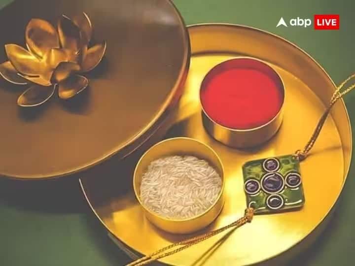 खरंतर राखीचं ताट सजवणं हे प्रत्येक बहिणीसाठी खूप खास असतं. भावाला राखी बांधण्याआधी बहीण राखीच्या ताटाला खूप प्रेमाने सजवते. तुम्हीसुद्धा आज राखीचे ताट सजवणार असाल तर  लक्षात ठेवा की चांदीचे ताट असावे, घरगुती ताट असेल तर त्यावर नवीन कापड घाला.