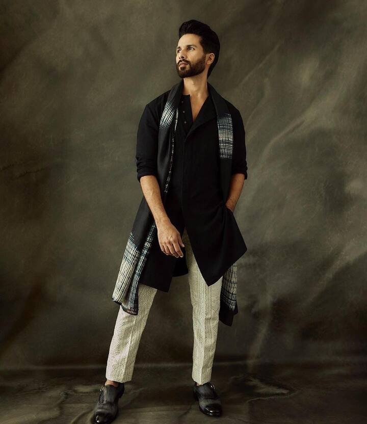 ਸ਼ਾਹਿਦ ਕਪੂਰ ਬਾਲੀਵੁੱਡ ਦੇ ਟੌਪ ਐਕਟਰਾਂ ਵਿੱਚੋਂ ਇੱਕ ਹੈ। ਉਹ ਤਕਰੀਬਨ 2 ਦਹਾਕਿਆਂ ਤੋਂ ਬਾਲੀਵੁੱਡ 'ਚ ਐਕਟਿਵ ਹੈ। ਉਸ ਨੇ ਆਪਣੇ ਕਰੀਅਰ 'ਚ ਇੱਕ ਤੋਂ ਵਧ ਕੇ ਇੱਕ ਵਧੀਆ ਤੇ ਸੁਪਰਹਿੱਟ ਫਿਲਮਾਂ ਦਿੱਤੀਆਂ ਹਨ। ਇੰਨੀਂ ਦਿਨੀਂ ਬਾਲੀਵੁੱਡ ਦਾ 'ਕਬੀਰ ਸਿੰਘ' ਫਿਰ ਤੋਂ ਸੁਰਖੀਆਂ 'ਚ ਛਾ ਗਿਆ ਹੈ।