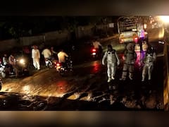 काय सांगता! बीडच्या रस्त्यावर अवतरले अंतराळवीर; पाहा फोटो