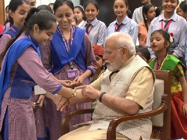 Schoolgirls tie Rakhi to PM Modi on Raksha Bandhan in delhi Raksha Bandhan: 'வாழ்க சகோதரரே’ - களைகட்டிய ரக்‌ஷாபந்தன்.. பிரதமர் மோடிக்கு ராக்கி கயிறு கட்டிய பள்ளி மாணவிகள்..!