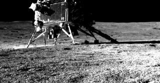 Chandrayaan 3: चंद्रावर विक्रम लँडरचं फोटोशुट; प्रज्ञान रोव्हरने काढले 'विक्रम लँडर'चे फोटो, पाहा