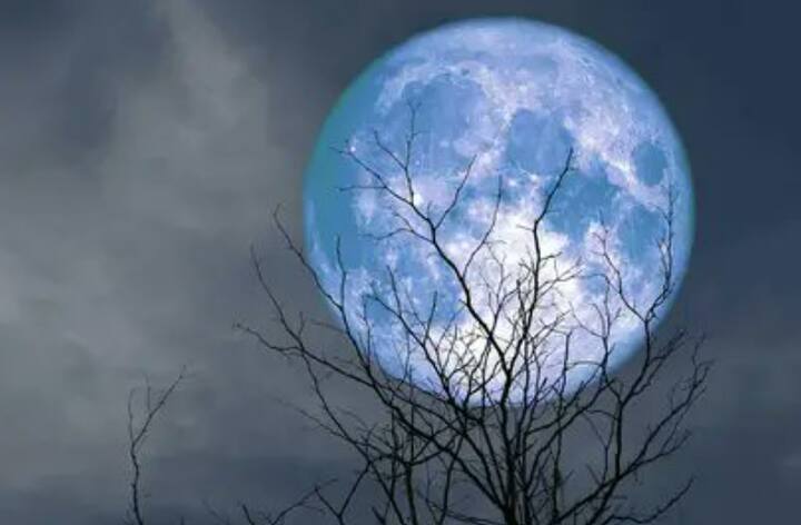 वर्षातील सर्वात मोठा आणि तेजस्वी चंद्र असून सुपर ब्लू मून ही घटना दशकातून एकदाच घडत असल्याचं खगोलीय शास्त्रज्ञांचं म्हणणं आहे.