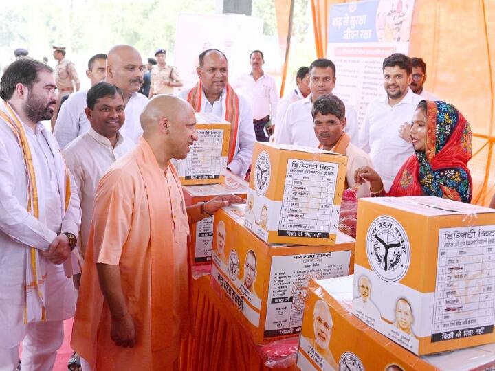 UP Flood: गोंडा में CM योगी ने बाढ़ पीड़ितों को दी राहत सामग्री, कहा- 'किसी को दिक्कत नहीं होने देगी सरकार' Gonda Flood CM Yogi Adityanath Distributed relief materials to flood Affected people ANN UP Flood: गोंडा में CM योगी ने बाढ़ पीड़ितों को दी राहत सामग्री, कहा- 'किसी को दिक्कत नहीं होने देगी सरकार'