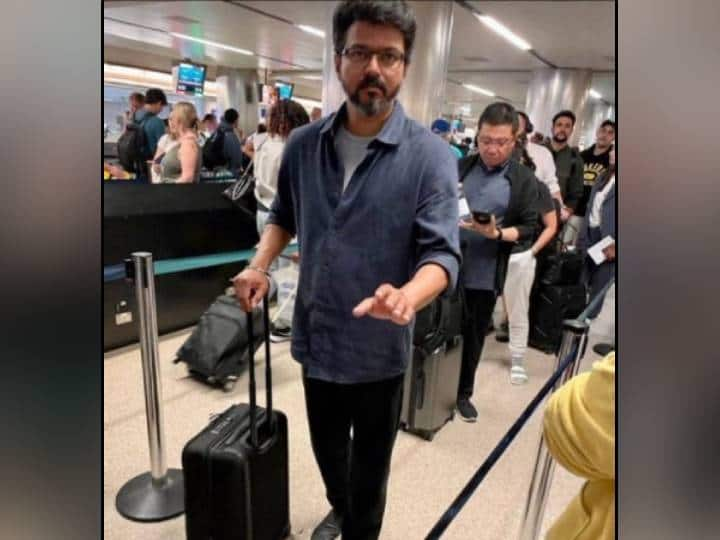 Actor Thalapathy Vijay in America Airport photo viral in social media Actor Vijay: விமான நிலையத்தில் ‘தளபதி’ விஜய்.. வைரலாகும் புகைப்படம்.. எங்கே சென்றார் தெரியுமா?