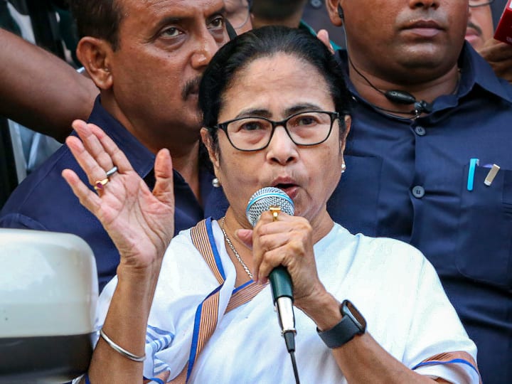 India Alliance Meeting Mamata Banerjee Says Khela Hoga On Being Asked About Lok Sabha Election India Alliance Meeting: इंडिया गठबंधन की बैठक से पहले ममता बनर्जी बोलीं, 'खेला होगा'