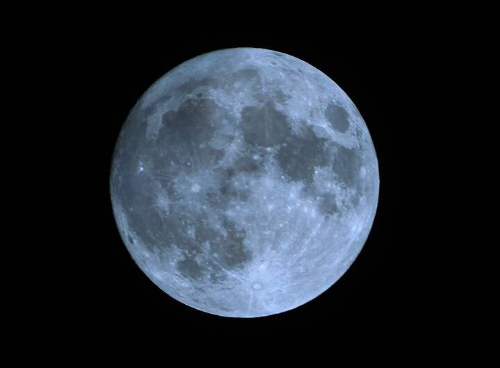 Super Blue Moon Photo: चंद्र या क्षणी पृथ्वीच्या सर्वात जवळ असल्याने तो आकाराने मोठा आणि अतिशय तेजस्वी दिसत आहे. सोशल मीडियावरही 'सुपर ब्लू मून'चा ट्रेंड सुरू झाला आहे.