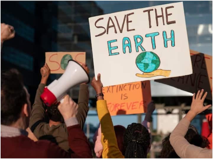 चीन में यूनिवर्सिटी ऑफ वेस्टर्न ओंटारियो में प्रोफेसर जोशुआ पीयर्स ने कहा है कि हम बच्चों और भावी पीढ़ियों को जो नुकसान पहुंचा रहे हैं, उसके लिए हमारे कदमों को जिम्मेदार ठहराया जा सकता है.