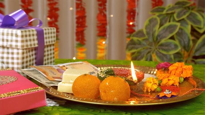 પૂજાની થાળીની મધ્યમાં ઓમ અથવા સ્વસ્તિક બનાવો. પૂજાની થાળીમાં અખંડ ચોખા હોવા જોઈએ અને કપાળ પર તિલક લગાવવા કુમકુમ મૂકો. પૂજા દરમિયાન ભાઈના કપાળ પર તિલક કર્યા પછી અક્ષત લગાવવામાં આવે છે.