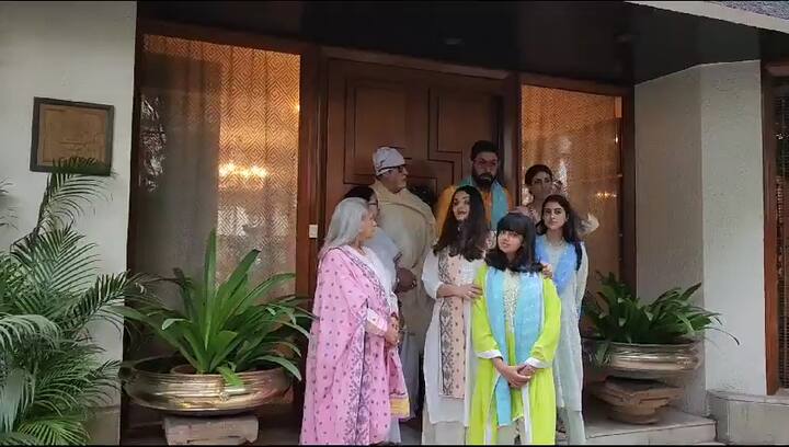 The CM was also present in the family photos with the Bachchans.