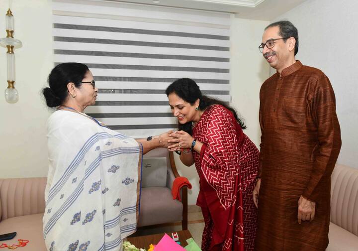 ममता बॅनर्जी यांचे स्वागत उद्धव ठाकरे यांच्या पत्नी रश्मी ठाकरे यांनी केलं.