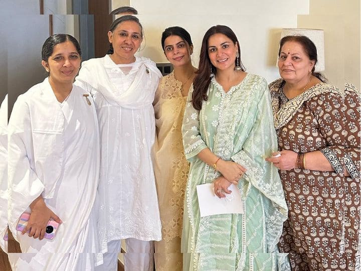Shraddha Arya Preeta of Kundali Bhagya celebrated Rakshabandhan with Brahmakumari sisters at home Shraddha Arya: 'कुंडली भाग्य' की प्रीता ने घर पर ब्रह्माकुमारी बहनों के साथ मनाया रक्षाबंधन, एक्ट्रेस ने फोटोज के साथ लिखा दिल छूने वाला कैप्शन