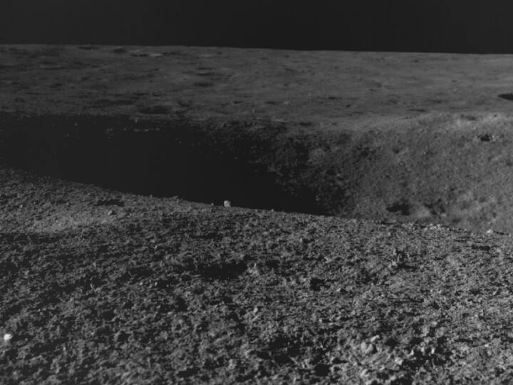 27 अगस्त को रोवर प्रज्ञान को अपने स्थान से 3 मीटर आगे एक 4 मीटर व्यास का क्रेटर (गड्ढा) मिला. रोवर पर लगे नेविगेशन कैमरे से इसकी तस्वीर ली गई. रोवर को चंद्र सतह पर पथ पर वापस लौटने का आदेश दिया गया. इसरो ने 28 अगस्त को यह जानकारी दी.