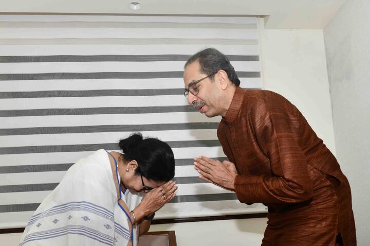 ममता बँनर्जी आज INDIA आघाडीच्या बैठकीसाठी मुंबईत आल्या आहेत. त्यांचे स्वागत शिवसेना नेते आदित्य ठाकरे यांनी केलं.