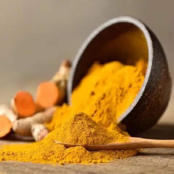 লিভার পরিষ্কার করতে হলুদ ব্যবহার করুন। এটি লিভারকে ডিটক্সাইফাই করতে সহায়তা করে। চর্বি হজমেও সাহায্য করে। এক গ্লাস জলে ১/৪ চা চামচ হলুদ গুঁড়ো মিশিয়ে নিন। এবার এই জল ফুটিয়ে পান করুন।
