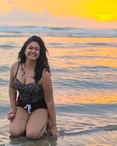 Poonam Bajwa Photos: బీచ్ లో 'బాస్' బ్యూటీ