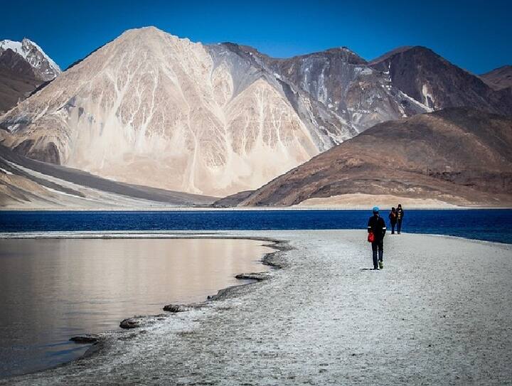 IRCTC Ladakh Tour: आईआरसीटीसी देश और दुनिया की कई फेमस टूरिस्ट डेस्टिनेशन प्लेस के लिए टूर पैकेज लेकर आता रहता है. आज हम आपको लद्दाख टूर के बारे में जानकारी दे रहे हैं.