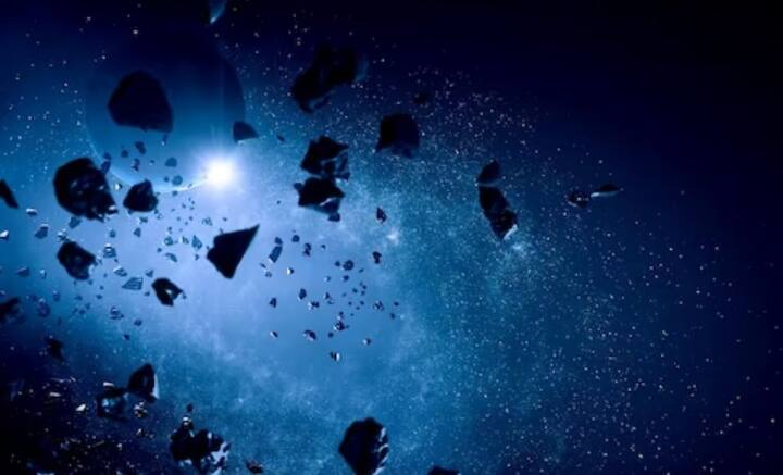 ইউরোপিয়ান স্পেস এজেন্সির হিসেব অনুযায়ী, পৃথিবীর কক্ষপথেই অন্তত ৩৬ হাজার ৫০০ ধ্বংসাবশেষ ছড়িয়ে ছিটিয়ে রয়েছে।  এর মধ্যে কোনওটি আয়তনে হয়ত ৪ ইঞ্চি, কোনওটি আবার আরও বড়।