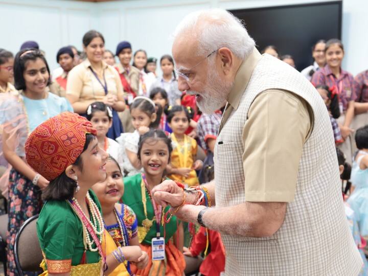 PM Modi Rakshan Bandhan Celebration: प्रधानमंत्री नरेंद्र मोदी ने खास अंदाज में रक्षाबंधन का पर्व मनाया. उन्हें स्कूल की बच्चियों ने राखी बांधी. इस दौरान पीएम बच्चियों को दुलार करते दिखे.