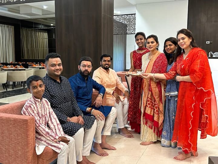 राजवर्धन हर्षवर्धन पाटील यांना जिल्हा परिषद सदस्या अंकिता पाटील ठाकरे यांनी  राखी बांधली.