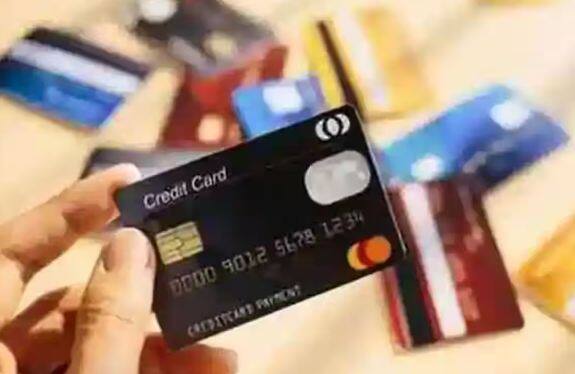 ਇੱਕ ਕ੍ਰੈਡਿਟ ਕਾਰਡ ਕਿੰਨਾ ਹੋਣਾ ਚਾਹੀਦੈ : ਜਦੋਂ ਕ੍ਰੈਡਿਟ ਕਾਰਡ ਦੀ ਗੱਲ ਆਉਂਦੀ ਹੈ ਤਾਂ ਭਾਰਤ ਵਿੱਚ ਅਜਿਹੀ ਕੋਈ ਸੀਮਾ ਨਹੀਂ ਹੈ। ਕੋਈ ਵੀ ਵਿਅਕਤੀ ਆਪਣੀ ਲੋੜ ਅਨੁਸਾਰ ਕਿਸੇ ਵੀ ਗਿਣਤੀ ਵਿੱਚ ਕ੍ਰੈਡਿਟ ਕਾਰਡ ਰੱਖ ਸਕਦਾ ਹੈ। ਹਾਲਾਂਕਿ, ਜੇ ਲੋਕ ਇੱਕ ਤੋਂ ਵੱਧ ਕ੍ਰੈਡਿਟ ਕਾਰਡ ਰੱਖਦੇ ਹਨ, ਤਾਂ ਫਾਇਦਿਆਂ ਅਤੇ ਨੁਕਸਾਨਾਂ ਨੂੰ ਧਿਆਨ ਵਿੱਚ ਰੱਖਦੇ ਹੋਏ ਹੀ ਇਸਨੂੰ ਰੱਖੋ।