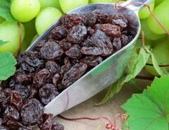 Health Tips : काळे मनुके खाण्याची योग्य पद्धत कोणती? हे आहेत फायदे