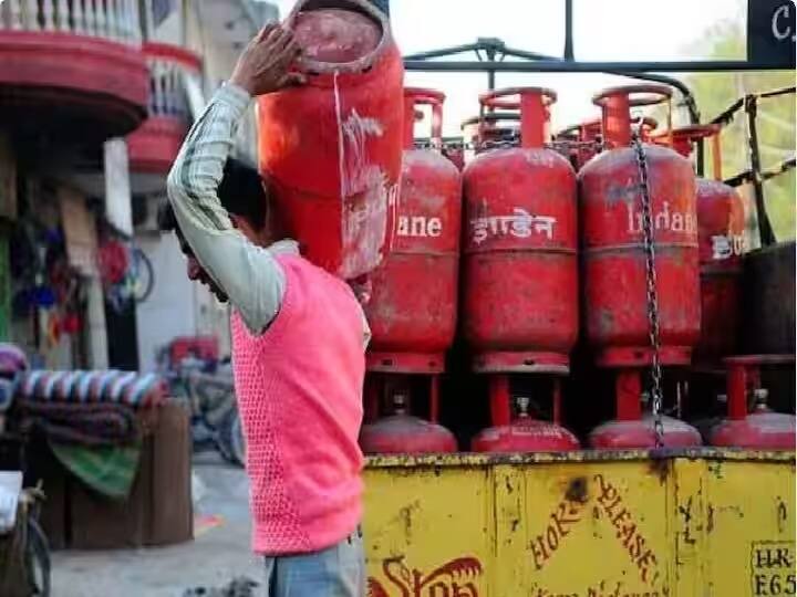 ৭ মে, ২০২২-এর পরে হাজারের নিচে নামছে এলপিজি সিলিন্ডারের দাম। প্রায় দেড় বছর পরে রান্নার গ্যাসের দাম নামছে হাজারের নিচে। আজ মধ্যরাত থেকেই রান্নার গ্যাসের সিলিন্ডারে নতুন দাম কার্যকর। পেট্রোল, ডিজেলের দাম কমবে কবে? মূল্যবৃদ্ধির আগুনের মধ্যেই প্রশ্ন সাধারণ মানুষের।