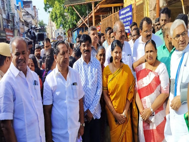 மீனாட்சியம்மன் கோயிலில் சக பெண் எம்பிக்கு வளையல், சாமி படத்தை வாங்கி பரிசளித்த கனிமொழி எம்.பி.