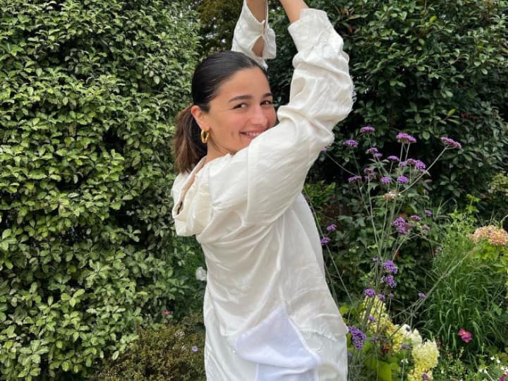 बॉलीवुड अभिनेत्री आलिया भट्ट केवल एक्टिंग की दुनिया में ही नहीं, बल्कि बिजनेस में भी कदम रख चुकी हैं. 2020 में 'एड-ए-ममा' नाम का क्लोथिंग ब्रांड उन्होंने शुरू किया है. बीते साल भर में इस कंपनी का वैल्यूएशन 150 करोड़ रुपये पहुंच चुका है.