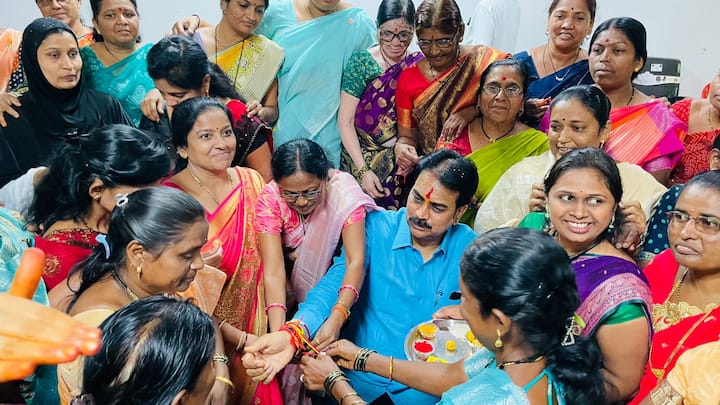 त्यासोबतच अंगणवाडी सेविकांचे हर्षवर्धन पाटील यांना राख्या बांधून रक्षाबंधन सण साजरा केला