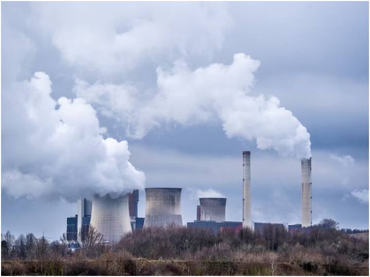 बताया जा रहा है कि इसके लिए तेल और गैस उद्योग 40 प्रतिशत से अधिक कार्बन उत्सर्जन के लिए जिम्मेदार है, जिससे करोड़ों लोगों की जिंदगियों पर असर पड़ रहा है.