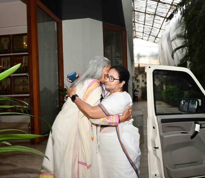Mamata and Jaya Bachchan were pictured hugging each other in one of the photos.