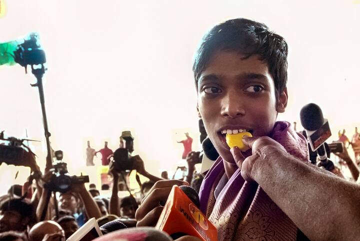 18 வயதான கிராண்ட் மாஸ்டர் பிரக்ஞானந்தாவிற்கு வாழ்த்துகள் குவிந்த வண்ணம் இருந்தது.